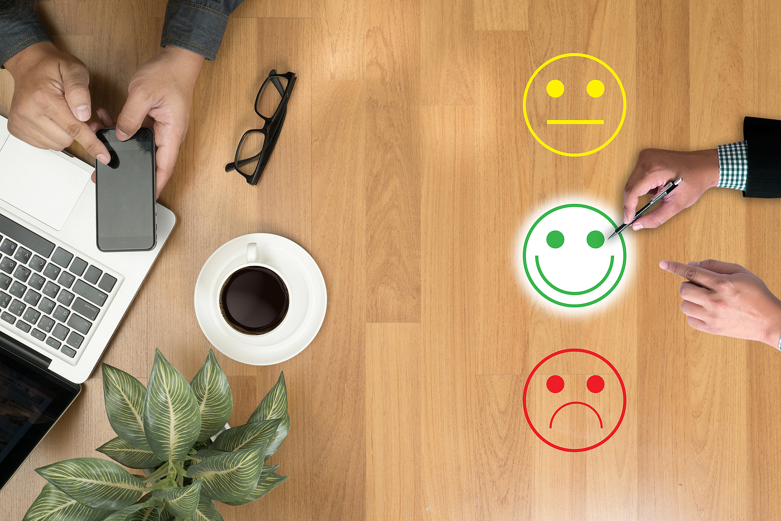 HR manager collecting employee satisfaction feedback during benefits renewal review and planning